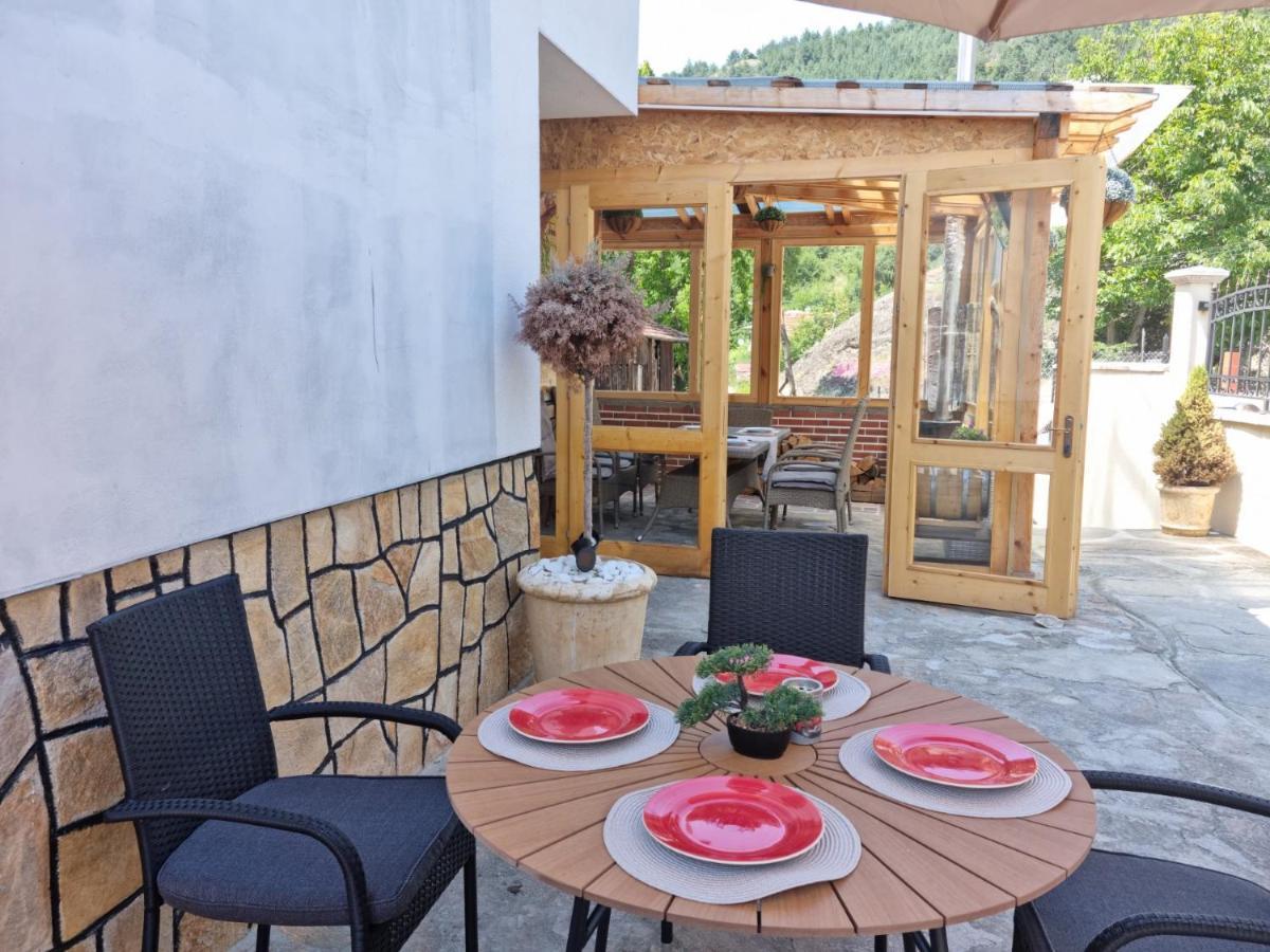 Къща Томови,Стаи За Гости Devin Exterior photo